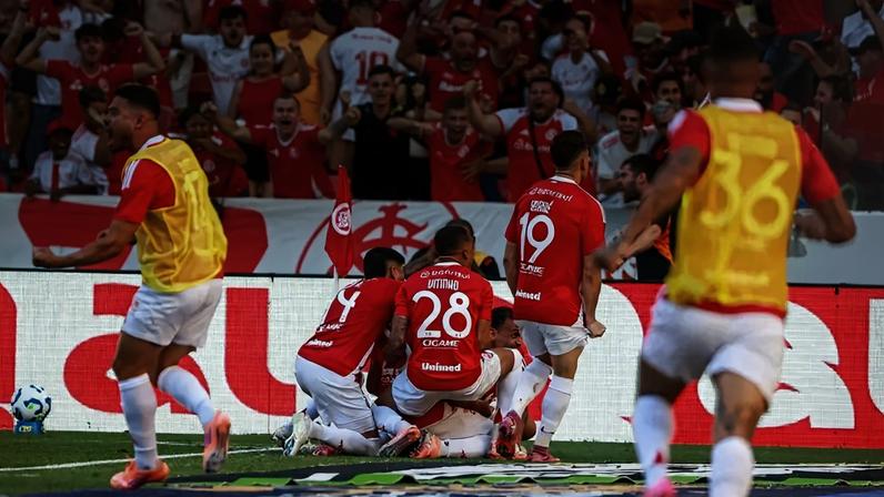 Comemoração do primeiro gol do Inter, marcado por Mercado (Foto: Luiz Erbes/AGIF)