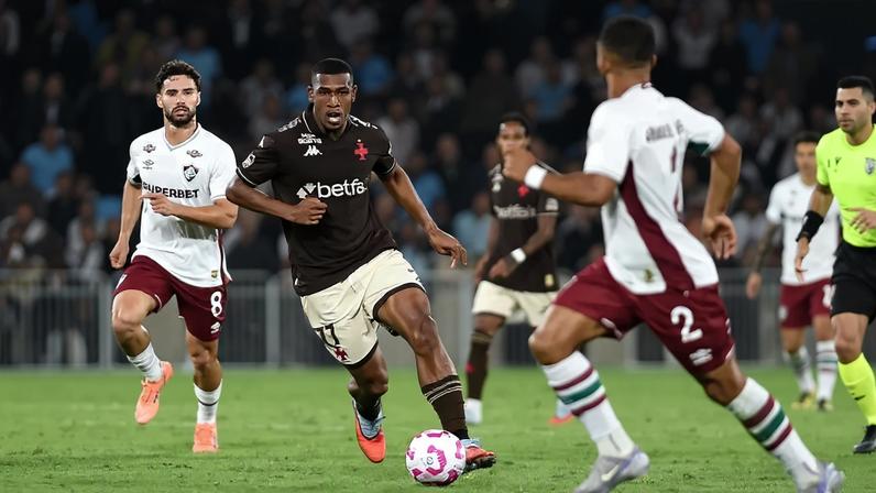 Rayan na partida entre Vasco e Fluminense (Foto: Alexandre DurÃ£o/ZIMEL PRESS)