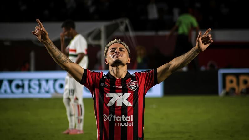 Matheuzinho celebra permanência do Vitória na Série A (Foto: Joao Aurelio/Pera Photo Press)