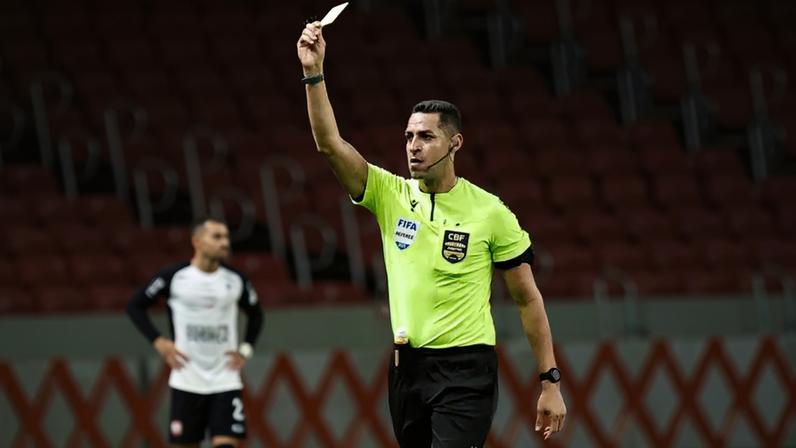 Árbitro apitou empate polêmico entre Corinthians e Internacional (Foto: Roberto Vinícius/Agafoto/Gazeta Press)