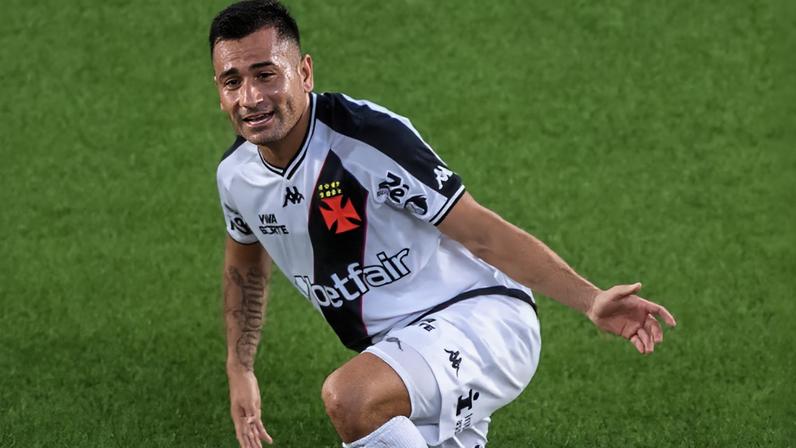 Jean David disputa bola com Bruno Henrique na partida entre Vasco e Flamengo do Brasileirão de 2024 (Foto: Maga Jr/Agência F8/Gazeta Press)