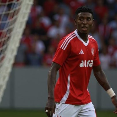 Imbróglio com Flamengo pode manter zagueiro no Internacional