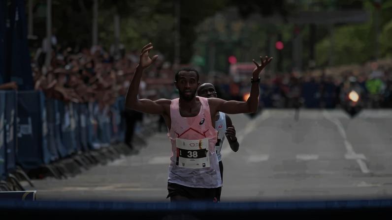 Muse Gizachew, da Etiópia, foi o campeão da São Silvestre 2025. (Foto: Peter Leone/O Fotografico/Gazeta Press)