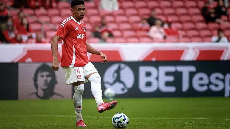 Victor Gabriel seguirá no Internacional para 2026 (Foto: Maxi Franzoi/via Gazeta Press)