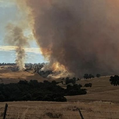 Incêndio na WA é rebaixado; Queensland e NT enfrentam chuvas e alagamentos