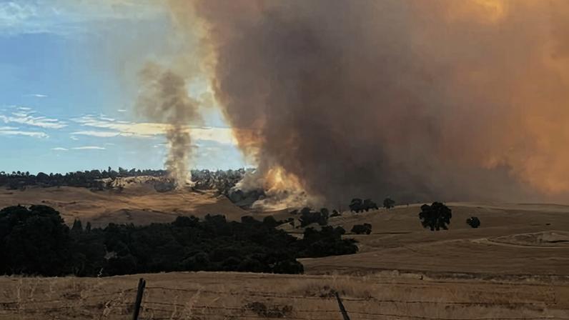 Incêndio na WA é rebaixado; Queensland e NT enfrentam chuvas e alagamentos