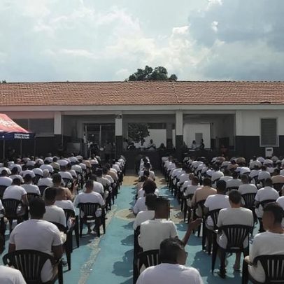 18 presos são batizados após receberem Bíblias em Franco da Rocha