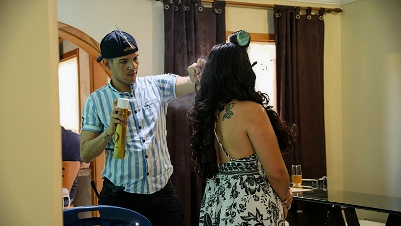 Andry Hernández Romero, who was detained at Cecot in El Salvador, does the hair of Gabriela Mora, the fiancee of his fellow detainee Carlos Uzcátegui, in Venezuela.