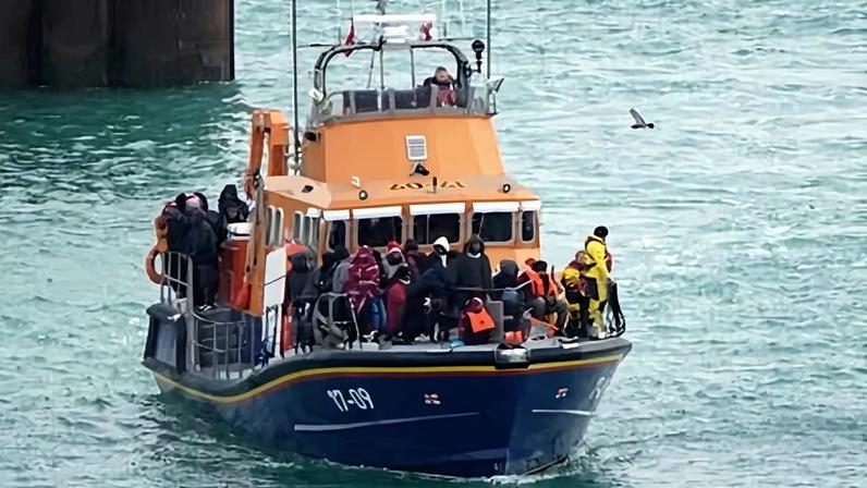 Mais de 800 pessoas atravessam o Canal da Mancha em botes, recorde de dezembro