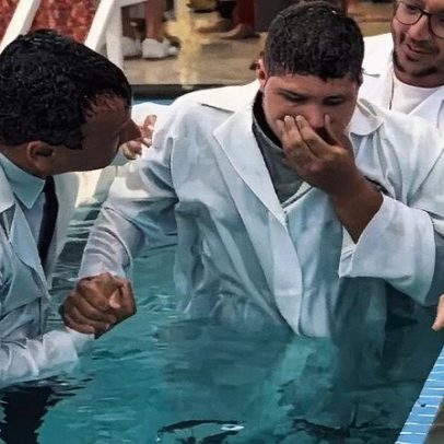Pastor ajuda jovem autista a se batizar, diz que o batismo é para todos