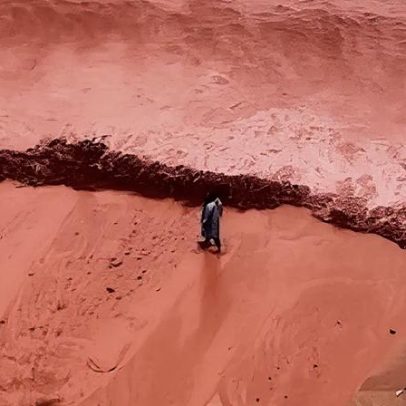 Chuvas criam espetáculo carmesim na praia da Ilha Hormuz, Irã