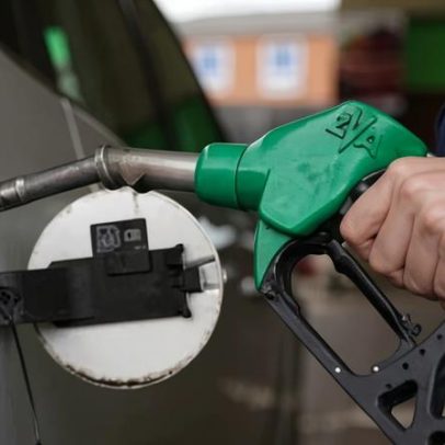 Motoristas britânicos pagam mais por combustível que não acompanha o petróleo