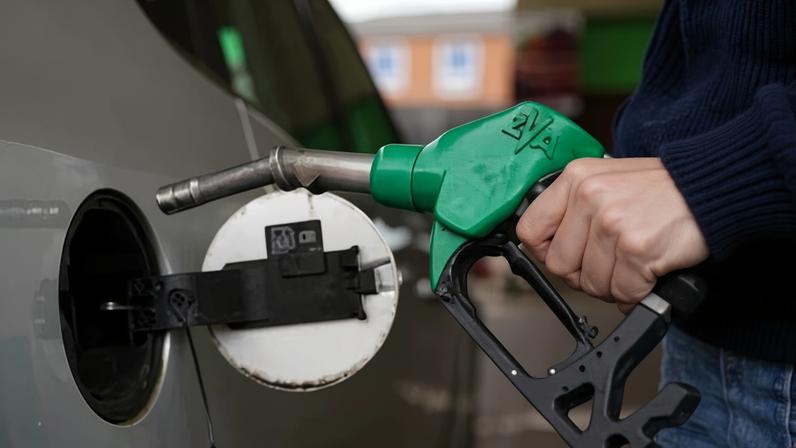 Motoristas britânicos pagam mais por combustível que não acompanha o petróleo