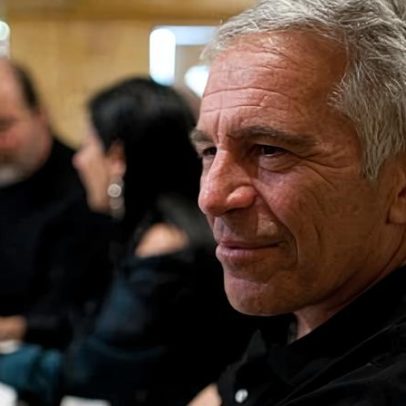 Democratas divulgam novas imagens do espólio de Epstein, com escritos no corpo