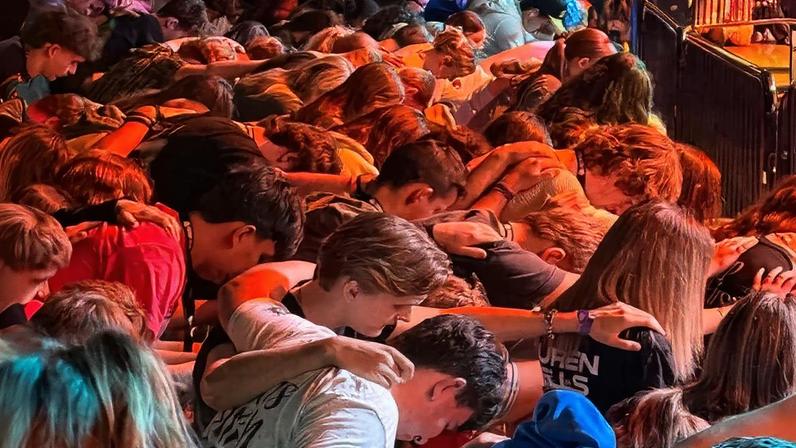 Centenas entregam suas vidas a Jesus na Conferência “Corações em Chamas”, realizada no Tennessee. (Foto: Instagram / @heartsonfirelive)