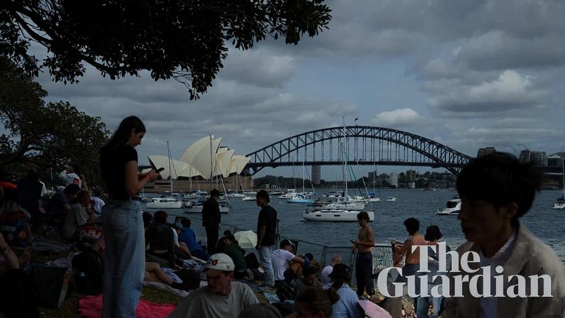 Pontos de observação dos fogos em Sydney chegam à lotação máxima no Réveillon após ataque de Bondi