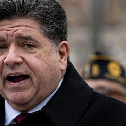 Pritzker assina lei que amplia proteções a imigrantes em Illinois
