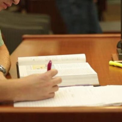 Devedores de empréstimos estudantis em inadimplência podem ter salário penhorado