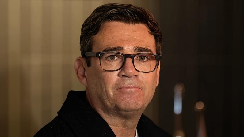 Andy Burnham pede desculpas por discriminação policial contra LGBTQ+