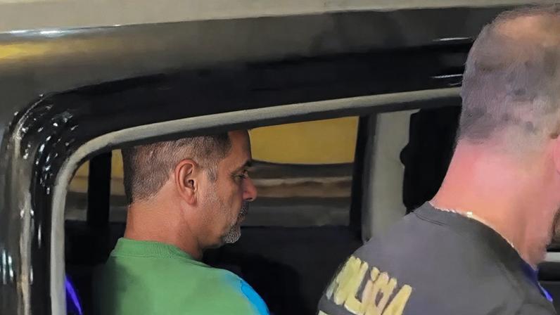26.dez.2025 - Ex-diretor da PRF Silvinei Vasques é colocado no carro da PF após ser entregue por agentes paraguaios na Ponte da Amizade