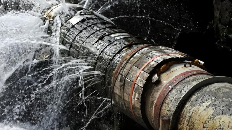 Fotografia de velho de tubos com vazamento.