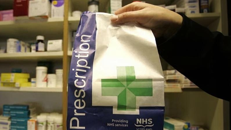 Jovens que deixam cuidado na Inglaterra terão remédios, dentista e visão gratuitos