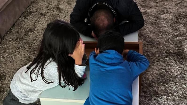 Davi de Castro orando com a família. (Foto: Reprodução/Instagram/Márcia Kétsia)