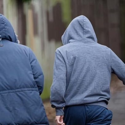 Um em nove adolescentes da Inglaterra e do País de Gales exposto a lidar com drogas, armas ou dinheiro