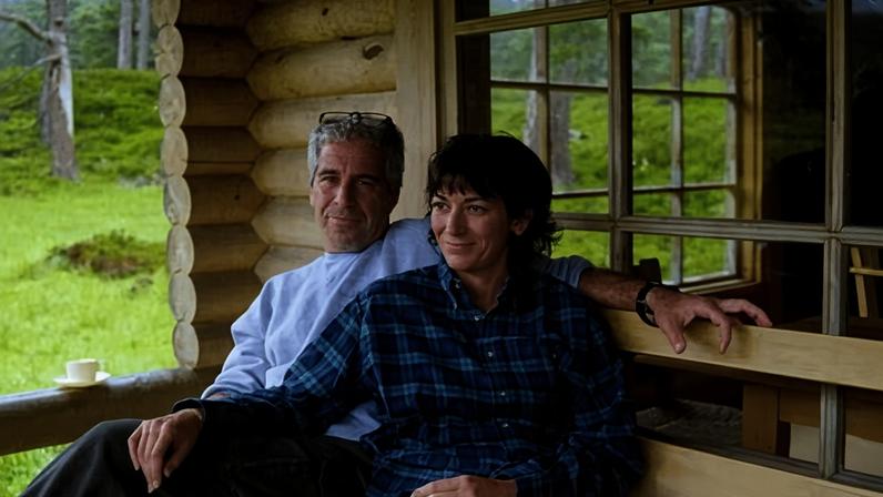 Documentos revelam táticas de Maxwell para atrair jovens ao círculo de Epstein