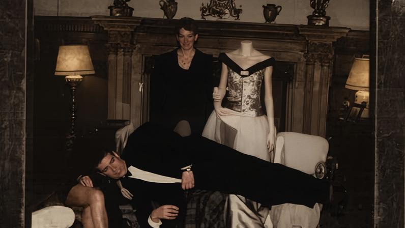 Arquivos de Epstein mostram Príncipe Andrew em colo de Ghislaine Maxwell