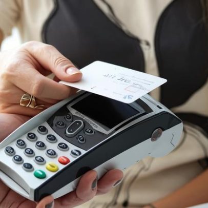 Limite de cartão sem contato de £100 no Reino Unido é eliminado em 19 de março