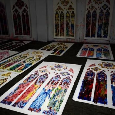 Desenhos das janelas de Notre-Dame são exibidos em Paris, com controvérsia
