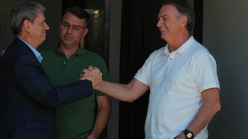 O governador Tarcisio de Freitas (Republicanos-SP) visita o ex-presidente Jair Bolsonaro, ainda na prisão domiciliar, ao lado de Flávio e Jair Renan, filhos de Jair. Agora, lançamento da chapa de Flávio embola o meio-campo da direita na sua busca pelo melhor candidato anti-Lula