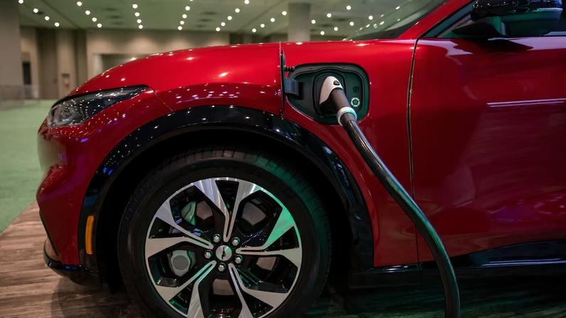 Ford e Renault se unem para produzir carros elétricos e concorrer com a BYD na Europa | Além da cooperação em veículos elétricos, a Ford e a Renault pretendem trabalhar juntas também no desenvolvimento e na produção de vans para ambas as marcas (Bloomberg/Michael Nagle)