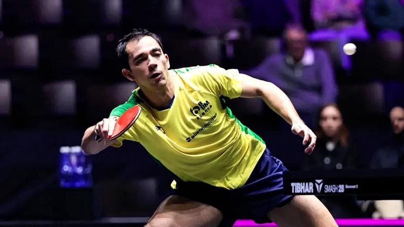 Hugo Calderano é eliminado por Kanak Jha no WTT Champions de Montpellier (Foto: Divulgação / WTT)
