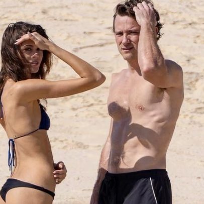 Kaia Gerber e Lewis Pullman são vistos na praia com biquíni de cores diferentes