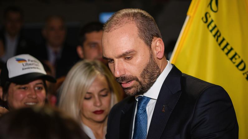 Embargos: dos Estados Unidos, Eduardo Bolsonaro deixou de responder ao inquérito nº 4.995 e Moraes determinou que Defensoria Pública assumisse o caso. Em embargos, DPU diz que Primeira Turma não observou imunidade parlamentar. (Foto: Juan Ignacio Roncoroni/EFE)