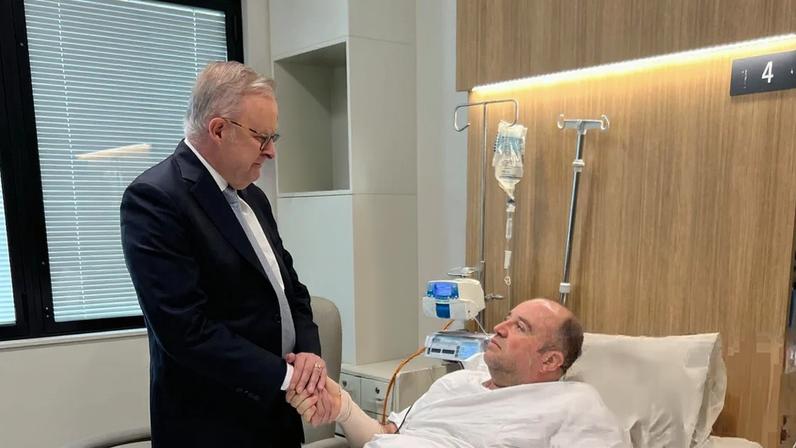 PM australiano visita Ahmed al-Ahmed, herói de Bondi, em Sydney