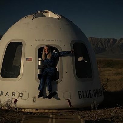 Primeiro astronauta em cadeira de rodas aterrissa após viagem ao espaço