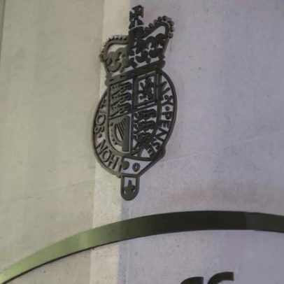 Mulher que fugiu de estupro na RDC ganha cidadania britânica após recuo