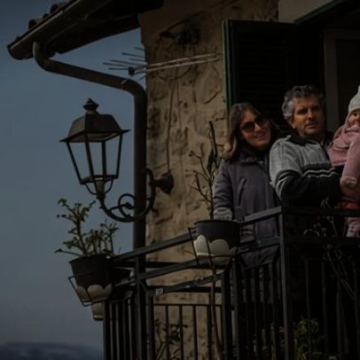 Primeiro bebê da vila em 30 anos é celebrado na Itália