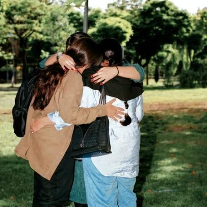 Não há volta: mulheres do Irã continuam desafiando o código de vestimenta