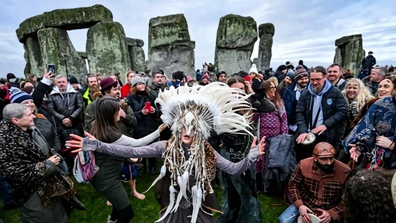 Milhares reúnem-se em Stonehenge para o solstício de inverno