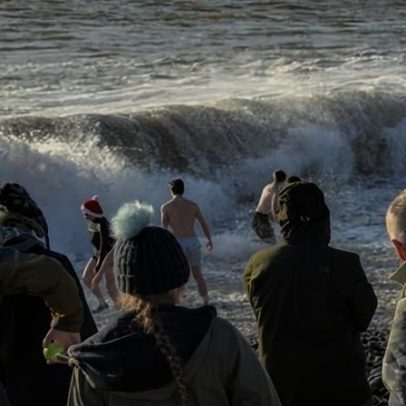 Dois homens seguem desaparecidos no mar próximo à praia de Devon no Natal