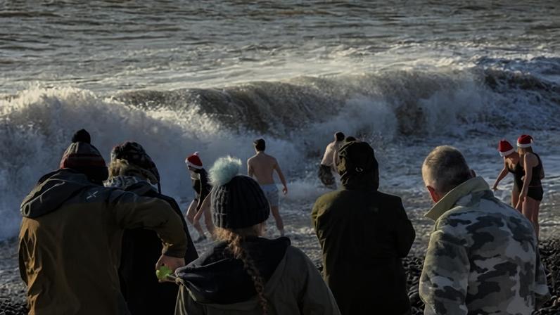 Dois homens seguem desaparecidos no mar próximo à praia de Devon no Natal