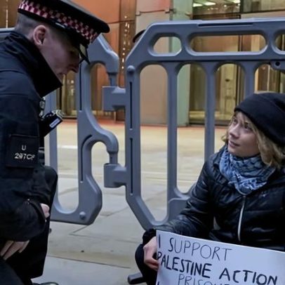 Greta Thunberg é presa em Londres por cartaz de prisioneiros da Palestine Action