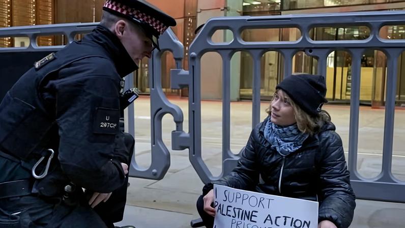 Greta Thunberg é presa em Londres por cartaz de prisioneiros da Palestine Action