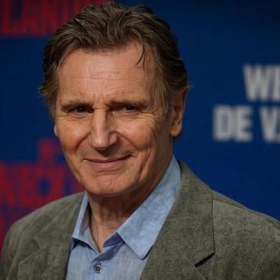 Liam Neeson nega posições anti-vacina após narrar documentário sobre Covid
