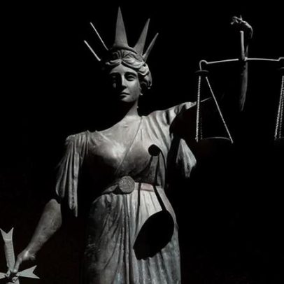 Polícia de Victoria criticada por deixar detidos cansados para julgamento justo