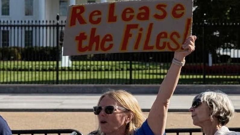 Documentos de Epstein devem ser divulgados após atraso de autoridades de Trump